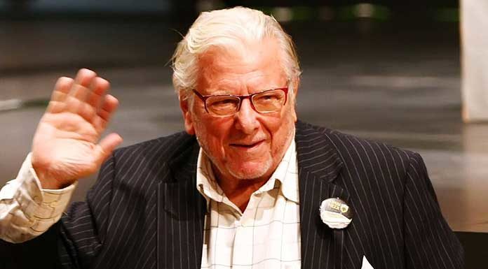 Η ανατριχιαστική προφητεία του Κώστα Βουτσά: «Θα μας κλείσουν στο σπίτι και θα μας φέρνουν φαγητό. Θα ελέγχουν που πάμε»… (Βίντεο) Θα περνάει το φορτηγό θα μας δίνει τρόφιμα και ύστερα θα μας ελέγχουν, ποτέ θα βγαίνουμε από τα σπίτια, πότε θα μιλάμε μεταξύ μας.