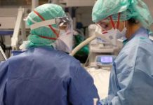 Εντοπίστηκαν 28 κρούσματα κορωνοϊού σε ιδιωτική κλινική Σύμφωνα με τον Νίκο Χαρδαλιά τα κρούσματα είναι μέχρι στιγμής 28 και έχουν ληφθεί και περίπου 100 δείγματα.