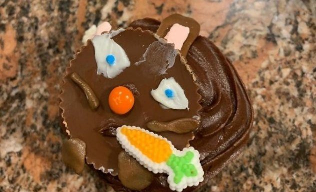 Άνδρες & γυναίκες σε καραντίνα μοιράζονται αστείες φωτογραφίες από τα αποτυχημένα φαγητά & γλυκά τους