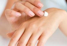 3 πανεύκολες DIY μάσκες χεριών για extra ενυδάτωση και λάμψη