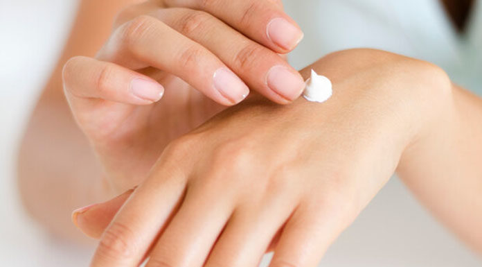 3 πανεύκολες DIY μάσκες χεριών για extra ενυδάτωση και λάμψη