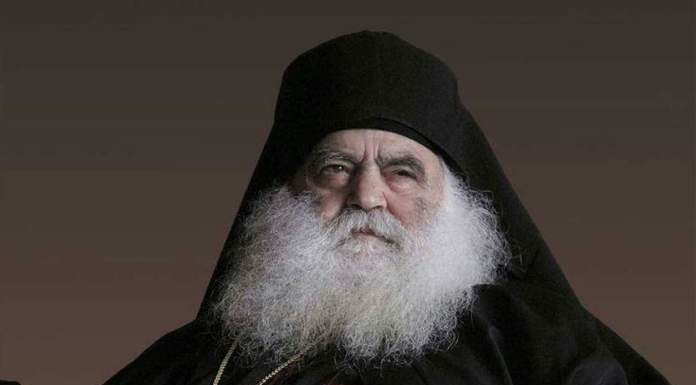 Ηγούμενος Παρθένιος: «Όλα αυτά γίνονται για να σφραγίσουν τον κόσμο» Ο Γέροντας Παρθένιος τονίζει ότι “ο Θεός παραχώρησε αυτό το πειρασμό ίσως για τις αμαρτίες μας, διότι οι άνθρωποι ξεφύγαμε από τον δρόμο του Θεού”.