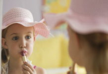 Γιατί δεν πρέπει να λέμε διαρκώς στα κοριτσάκια “πόσο όμορφα είναι”