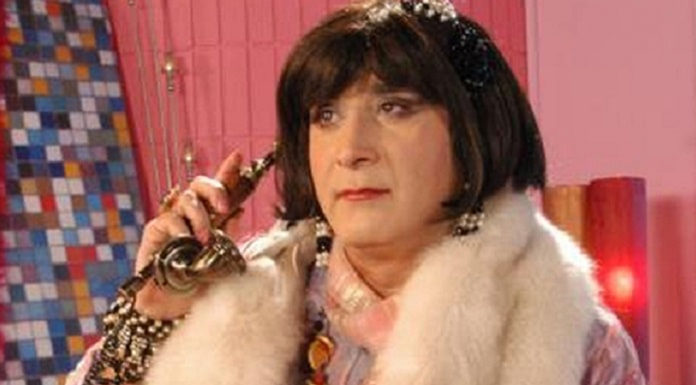 Σατιρίζοντας νοιώθουν πως και αυτοί είναι ” Κάτι “ 10 εσώκλειστους Μήτσους