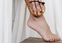 3 DIY συνταγές για να περιποιηθείς σωστά τα πόδια σου στην καραντίνα