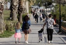 Ποιες οικογένειες δικαιούνται το έκτακτο επίδομα 400-850 ευρώ Σχέδιο για εφάπαξ αύξηση του Ελάχιστου Εγγυημένου Εισοδήματος σε οικογένειες με παιδιά (μονογονεϊκές ή μη) έχει η κυβέρνηση