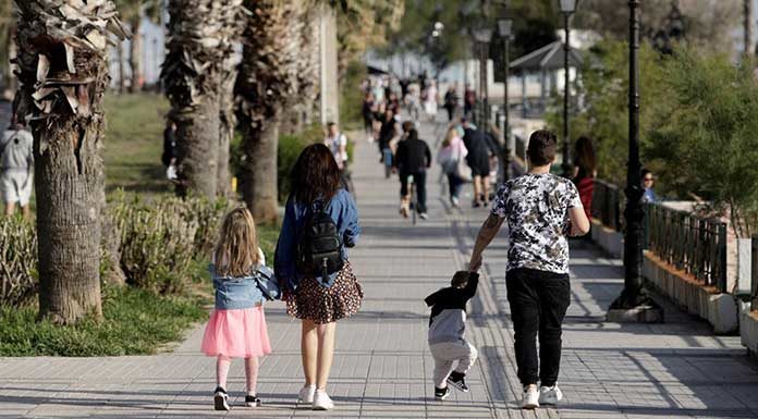 Ποιες οικογένειες δικαιούνται το έκτακτο επίδομα 400-850 ευρώ Σχέδιο για εφάπαξ αύξηση του Ελάχιστου Εγγυημένου Εισοδήματος σε οικογένειες με παιδιά (μονογονεϊκές ή μη) έχει η κυβέρνηση