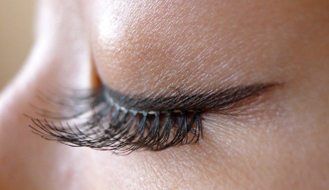 Ψεύτικες βλεφαρίδες – Δείτε τι μπορεί να πάθετε από αυτές