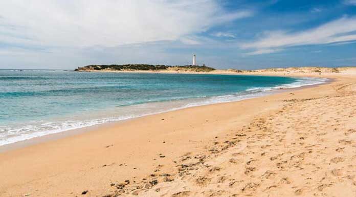 Ισπανία: Απολύμαναν με χλωρίνη παραλία για να «διώξουν» τον κορωνοϊό Απολύμαναν με χλωρίνη παραλία για να «διώξουν» τον κορωνοϊό