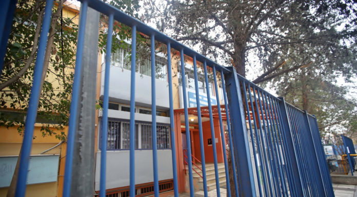 Σταδιακό άνοιγμα των σχολείων ακόμα και με βάρδιες πρωί, απόγευμα – Η Γ΄ Λυκείου επιστρέφει πρώτη στα θρανία