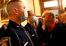 ΗΠΑ: Διαδηλωτές κατά της καραντίνας οπλισμένοι με τουφέκια στο κοινοβούλιο του Μίσιγκαν (βίντεο-φωτο) Διαδηλωτές κατά της καραντίνας οπλισμένοι με τουφέκια στο κοινοβούλιο του Μίσιγκαν