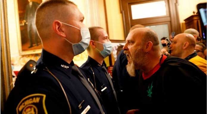 ΗΠΑ: Διαδηλωτές κατά της καραντίνας οπλισμένοι με τουφέκια στο κοινοβούλιο του Μίσιγκαν (βίντεο-φωτο) Διαδηλωτές κατά της καραντίνας οπλισμένοι με τουφέκια στο κοινοβούλιο του Μίσιγκαν