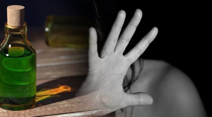 Καλλιθέα: Έχασε το μάτι της η γυναίκα που δέχθηκε επίθεση με οξύ – Ερωτική αντιζηλία το πιθανότερο κίνητρο (φώτο-βίντεο) Επίθεση με βιτριόλι στην Καλλιθέα: Εχασε το μάτι της η 34χρονη γυναίκα