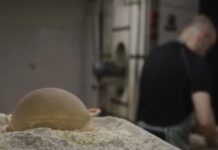«The poetry of bread making»: Η ζεστασιά του φούρνου στη Ζίτσα σ’ ένα video Κώστας Καράμιχος Ζίτσα