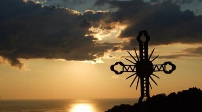 Αφορισμός: Τι είναι η ποινή που επέβαλε ο Αμβρόσιος σε Μητσοτάκη, Κεραμέως, Χαρδαλιά Πότε επιβάλλεται στα μέλη της Εκκλησίας