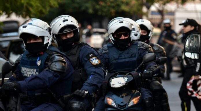 Ρόδος: Πακιστανός «πρόσφυγας» αυνανίστηκε μπροστά σε μητέρες και στα ανήλικα παιδιά τους Πακιστανός «πρόσφυγας» αυνανίστηκε μπροστά σε μητέρες και στα ανήλικα παιδιά τους