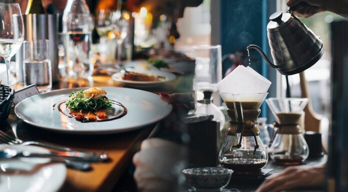 Πότε θα ανοίξουν οι εσωτερικοί χώροι σε μπαρ, εστιατόρια και καφέ – Η δεύτερη φάση της εστίασης Με νέους κανόνες το άνοιγμα των εσωτερικών χώρων στην εστίαση