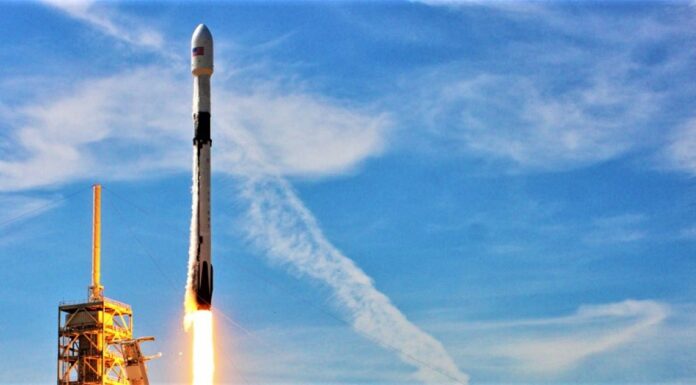 Εκτοξεύθηκε το Falcon 9 – Ο Έλον Μασκ έγραψε ιστορία με το πρώτο ιδιωτικό διαστημόπλοιο στο δρόμο για τον ISS Εκτοξεύθηκε το Falcon 9 - Ο Έλον Μασκ έγραψε ιστορία με το πρώτο ιδιωτικό διαστημόπλοιο στο δρόμο για τον ISS