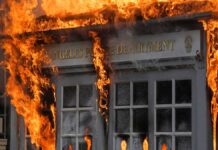 Χάος στις ΗΠΑ με εικόνες που σοκάρουν – Απαγόρευση κυκλοφορίας και επικοινωνία Τραμπ με υπουργείο άμυνας (βίντεο) Χάος στις ΗΠΑ με εικόνες που σοκάρουν - Απαγόρευση κυκλοφορίας και επικοινωνία Τραμπ με υπουργείο άμυνας