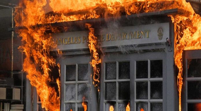 Χάος στις ΗΠΑ με εικόνες που σοκάρουν – Απαγόρευση κυκλοφορίας και επικοινωνία Τραμπ με υπουργείο άμυνας (βίντεο) Χάος στις ΗΠΑ με εικόνες που σοκάρουν - Απαγόρευση κυκλοφορίας και επικοινωνία Τραμπ με υπουργείο άμυνας