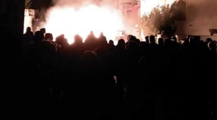 Εξέγερση των κατοίκων της Πέλλας: Έβαλαν φωτιά στο ξενοδοχείο που θα «φιλοξενούσε» παράνομους μετανάστες (φωτό) Έβαλαν φωτιά στο ξενοδοχείο που θα «φιλοξενούσε» παράνομους