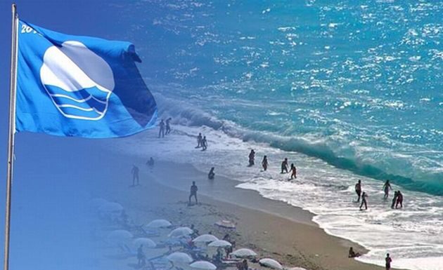 Ένα απέραντο μπλε η Ελλάδα – Όλες οι παραλίες με «γαλάζια σημαία» – Δεύτεροι παγκοσμίως Γαλάζια Σημαία
