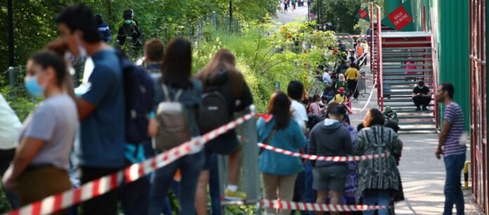 Περισσότεροι από 1.000 άνθρωποι στήθηκαν σήμερα στην ουρά για να λάβουν δωρεάν πακέτα τροφίμων