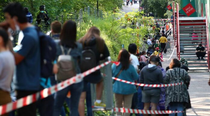 Πρωτόγνωρες εικόνες στην Ελβετία: Ουρές πάνω από χιλιόμετρο για… δωρεάν τρόφιμα! – Αύξηση φτώχειας λόγω lockdown Περισσότεροι από 1.000 άνθρωποι στήθηκαν σήμερα στην ουρά για να λάβουν δωρεάν πακέτα τροφίμων