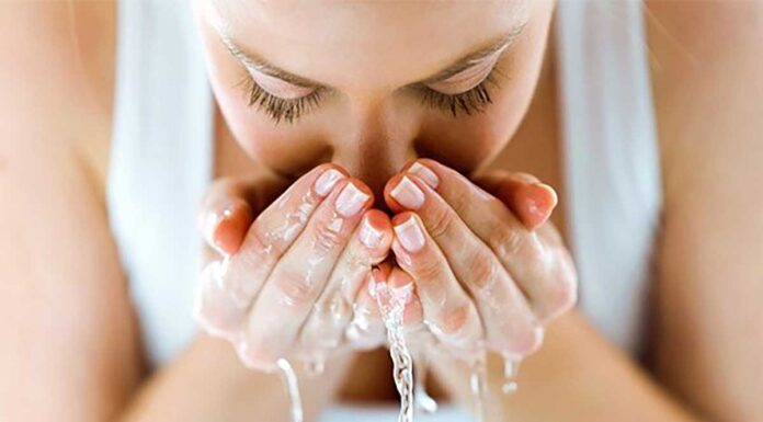 Γνωρίζετε πόσες φορές επιτρέπεται να πλένετε το πρόσωπό σας; Γνωρίζετε, όμως, πόσες φορές επιτρέπεται να πλένετε το πρόσωπό σας για να μην προκαλέσετε ερεθισμό;