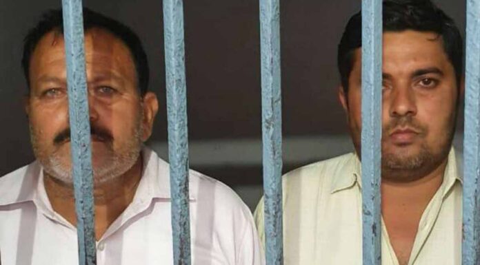 Σοκ: Αγρότες στην Ινδία δολοφόνησαν άγρια πολιτικό για έναν… δρόμο Σύμφωνα με δημοσιεύματα, οι ντόπιοι εξοργίστηκαν επειδή ο πολιτικός ήταν υπεύθυνος για έναν νέο δρόμο ο οποίος πρόκειται να περάσει από τα εδάφη τους