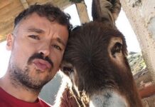 Η επανένωση Ισπανού με τον γάιδαρό του μετά απο καραντίνα 2 μηνών είναι ό,τι πιο συγκινητικό θα δεις σήμερα Η επανένωση Ισπανού με τον γάιδαρό του