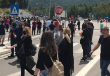 Μαλακάσα: Χημικά σε κατοίκους που διαμαρτύρονται για τις δομές των μεταναστών – Δείτε βίντεο Χρήση χημικών από τα ΜΑΤ