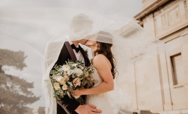 Κορωνοϊός: 4 στους 10 ακύρωσαν τον γάμο τους, 7 στους 10 άλλαξαν ημερομηνία, 6 στους 10 μείωσαν τους καλεσμένους Όπως φαίνεται τα ζευγάρια άλλαξαν τα γαμήλια σχέδιά τους λόγω του Covid-19 - αναγκαστικά σε μερικές περιπτώσεις.