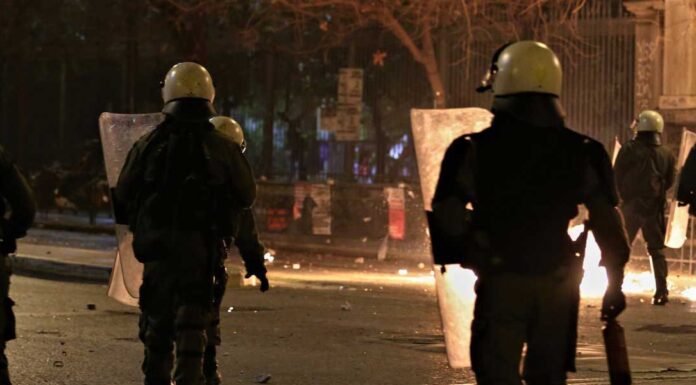 Η κυβέρνηση δημιουργεί «ειδικές ομάδες επέμβασης» για τις πλατείες: Σχέδιο αποκλεισμού των πολιτών Η κυβέρνηση δημιουργεί «ειδικές ομάδες επέμβασης» για τις πλατείες