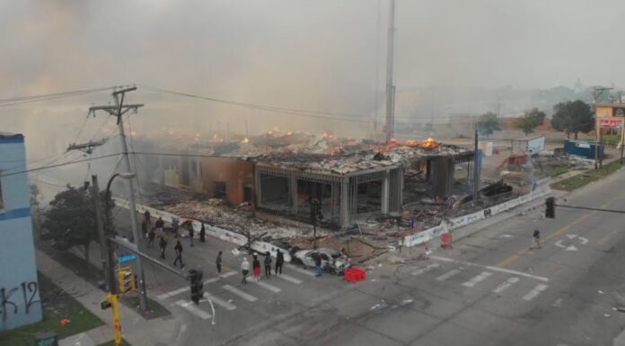 «Χάος» στις ΗΠΑ: Οι διαδηλωτές κατέλαβαν & έκαψαν αστυνομικό τμήμα -Με ελικόπτερο απομακρύνθηκαν οι αστυνομικοί (βίντεο)