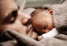 «Όταν είδα να κοιμίζει το μωρό μας, ερωτεύτηκα τον άντρα μου ακόμη περισσότερο!»