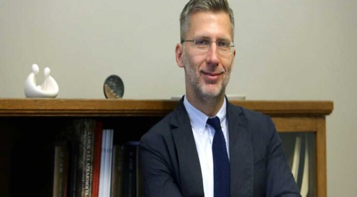 Πάνε να καλύψουν την «ετυμηγορία» Σκέρτσου για τους δολοφόνους της Τοπαλούδη με το «σεντόνι» της «προσωπικής δήλωσης» Ως «προσωπική τοποθέτηση» έκρινε τις δηλώσεις του υφυπουργού παρά τω πρωθυπουργώ, Άκη Σκέρτσου