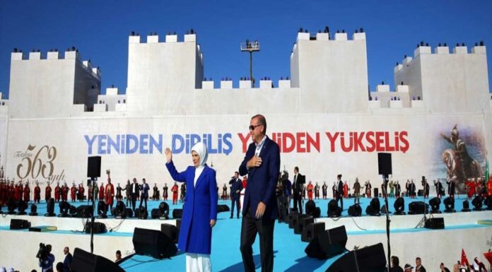 Ισλαμιστικό show στην Αγιά Σοφιά ετοιμάζει ο Ερντογάν & ο γαμπρός του δείχνει τουρκικό drone να «πετάει» στον Έβρο Ισλαμιστικό show στην Αγιά Σοφιά ετοιμάζει ο Ερντογάν & ο γαμπρός του δείχνει τουρκικό drone να «πετάει» στον Έβρο