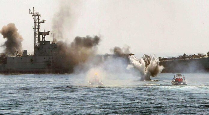 Βίντεο: Η στιγμή που ο πύραυλος C802 κτυπά το ιρανικό πολεμικό σκάφος Η στιγμή που ο πύραυλος C802 κτυπά το ιρανικό πολεμικό σκάφος