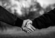 Μπορεί ο κορονοϊός να φέρει το τέλος στις χειραψίες;