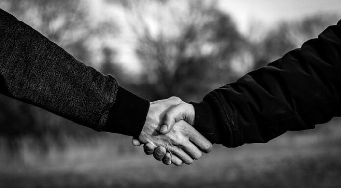 Μπορεί ο κορονοϊός να φέρει το τέλος στις χειραψίες;