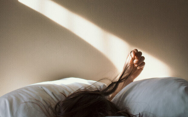 Τελικά είχε δίκιο η γιαγιά σου; Πρέπει να χτενίζεσαι πριν κοιμηθείς ή όχι; Μάθαμε και σου λέμε χτενίζεσαι πριν κοιμηθείς;