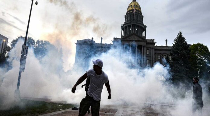 Ανησυχία για κίνδυνο αναζωπύρωσης τις επόμενες εβδομάδες λόγω των κινητοποιήσεων κόμη 749 άνθρωποι πέθαναν εξαιτίας του νέου κορονοϊού τις προηγούμενες 24 ώρες στις ΗΠΑ, σύμφωνα με την καταμέτρηση του πανεπιστημίου Τζονς Χόπκινς ως χθες Σάββατο στις 20:30 τοπική ώρα