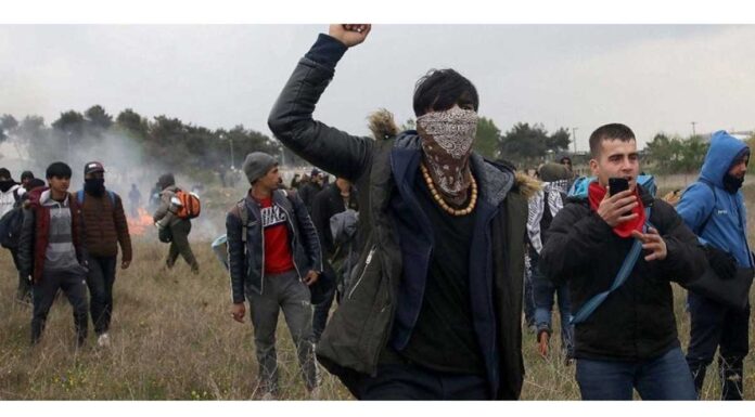 Δεκάδες παράνομοι μετανάστες μπαίνουν κάθε μέρα στον Έβρο – Οργή από τους ακρίτες Δεκάδες παράνομοι μετανάστες μπαίνουν κάθε μέρα στον Έβρο - Οργή από τους ακρίτες