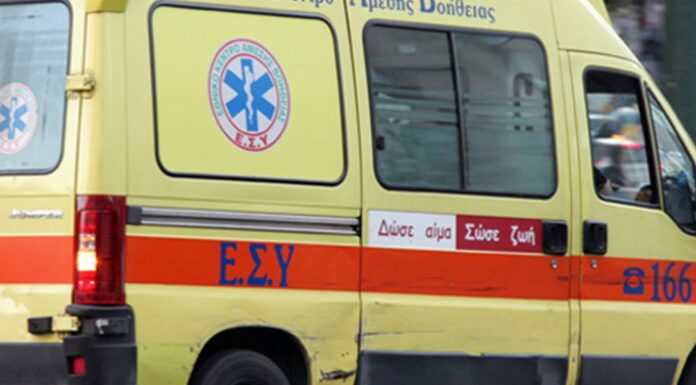 Η στιγμή που αυτοκίνητο παρασέρνει οδηγό μηχανής – Βίντεο ντοκουμέντο που προκαλεί ανατριχίλα