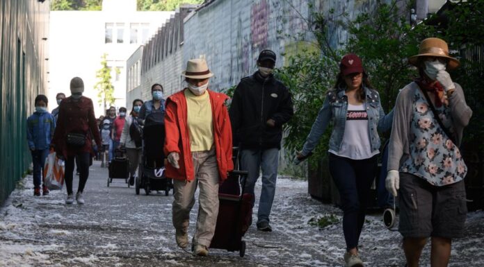 Ουρά 1,5 χλμ. για δωρεάν φαγητό σε μια από τις πλουσιότερες πόλεις του κόσμου Ουρά 1,5 χλμ. για δωρεάν φαγητό σε μια από τις πλουσιότερες πόλεις του κόσμου