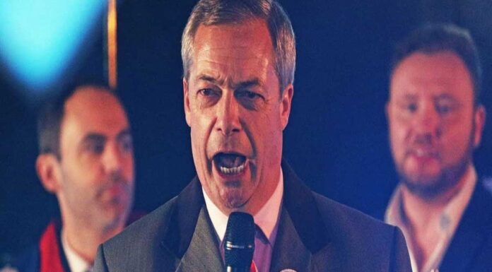 Καταπέλτης ο Νάιτζελ Φάρατζ: «Πίσω από τις διαδηλώσεις και τους βανδαλισμούς μνημείων κρύβεται ο Τζ.Σόρος» Καταπέλτης ο Νάιτζελ Φάρατζ: «Πίσω από τις διαδηλώσεις και τους βανδαλισμούς μνημείων κρύβεται ο Τζ.Σόρος»