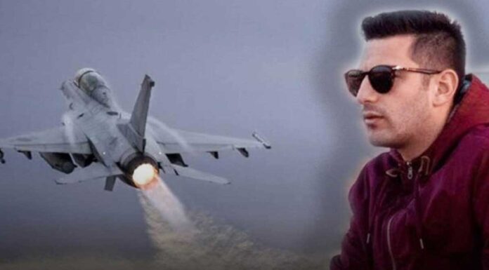 Συγκλονιστικό: F-16 πέταξαν πάνω από το σπίτι του αδικοχαμένου πιλότου Μ. Γαρεφαλάκη F-16 πέταξαν πάνω από το σπίτι του αδικοχαμένου πιλότου Μ. Γαρεφαλάκη
