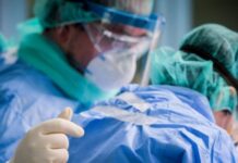 Ιχνηλατούνται οι επαφές του 21χρονου που βρέθηκε θετικός στον κορωνοϊό Ο νεαρός έχει έρθει σε επαφή με αρκετό κόσμο λόγω της δουλειάς του