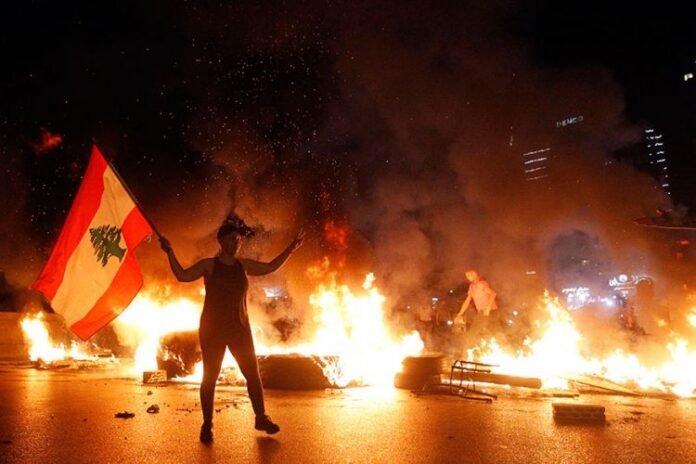 Ο Λίβανος φλέγεται, το νόμισμα κατρακυλά (εικόνες, video)